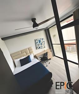 CubaにあるEpic Suite 313 Deluxe Airport Family 3H 10Pのベッドと机と窓のある寝室