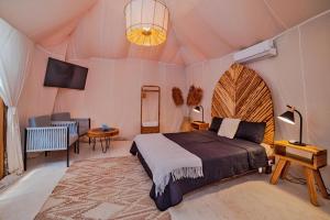 Ένα ή περισσότερα κρεβάτια σε δωμάτιο στο Arena y Mar Seaside Glamping - Adults Only by The Spot Rentals
