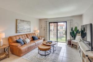 een woonkamer met een bank en een tafel bij Less Than 2 Mi to London Bridge Chic Condo with Pool Access in Lake Havasu City