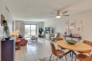 een woonkamer met een tafel en een bank bij Less Than 2 Mi to London Bridge Chic Condo with Pool Access in Lake Havasu City