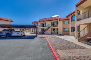 een parkeerplaats voor een gebouw bij Less Than 2 Mi to London Bridge Chic Condo with Pool Access in Lake Havasu City