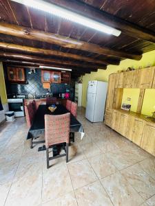 Kuchyň nebo kuchyňský kout v ubytování Casa con bajada al Río Potrero de los funes