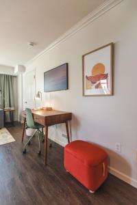 ノースバンクーバーにあるModern Lynn Valley Retreat with Mountain and City Viewsのデスク、椅子、テーブルが備わる客室です。