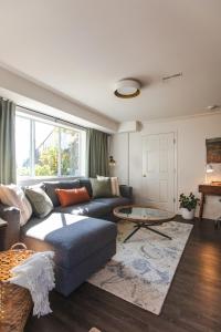 ノースバンクーバーにあるModern Lynn Valley Retreat with Mountain and City Viewsのソファとテーブルのあるリビングルーム +30枚の写真