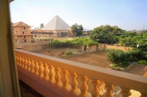 un balcone con vista su un edificio e una piramide di Merna pyramids View hotel a Il Cairo
