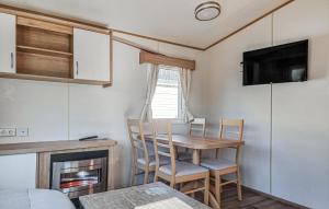 Un comedor con mesa y sillas y un televisor. en 2 Bedroom Lovely Home In Göteborgs, en Gotemburgo