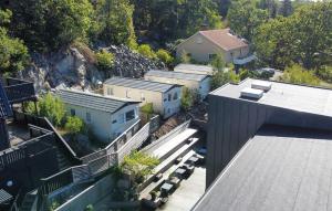 Una vista aérea de una hilera de casas y tejados. en 2 Bedroom Lovely Home In Göteborgs, en Gotemburgo 8 fotos más