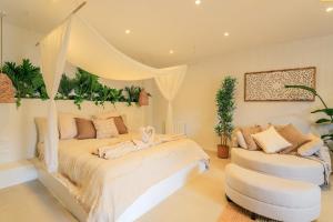a bedroom with two beds with plants on the wall at Bali Lodge - Evasion balinaise - Jaccuzzi - Sauna in Lens