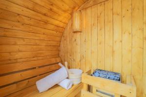 a bathroom with a toilet in a wooden cabin at Bali Lodge - Evasion balinaise - Jaccuzzi - Sauna in Lens