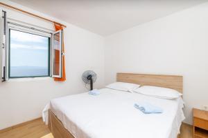Postel nebo postele na pokoji v ubytování Seaside secluded apartments Cove Tvrdni Dolac, Hvar - 8703