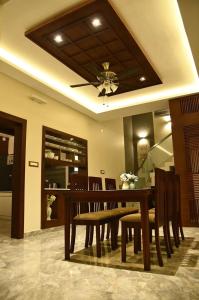 a dining room table with chairs and a ceiling fan at Misty Hill Hotel & Homestay Bandarawela in Bandarawela