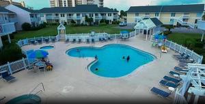 une vue aérienne d'une piscine dans un complexe hôtelier dans l'établissement Hello Sunshine at Sandpiper Cove, à Destin