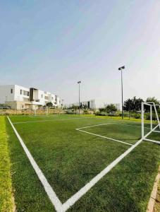 阿加迪尔Taghazout bay resedance tamorret的一个空的足球场,有球门