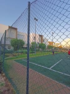 阿加迪尔Taghazout bay resedance tamorret的一个网球场,有两个人在打