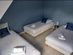 Postel nebo postele na pokoji v ubytování Fermette de charme rénovée avec grand terrain, 5 chambres, proche du circuit 24H du Mans - FR-1-410-304 + 27 fotografií