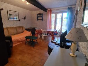 Χώρος καθιστικού στο Charmant Gîte en Berry avec Cheminée, Près de La Châtre, Golf et Activités Œnature - FR-1-591-130 +12 φωτογραφίες
