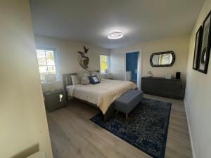 una camera da letto con un letto e una sedia di Acadia Horizon Cottage a Southwest Harbor