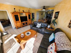 un soggiorno con un divano e un tavolo di Sonoran Spa W106 a Campo del Medio