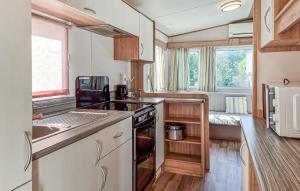 Η κουζίνα ή μικρή κουζίνα στο Beautiful Home In Göteborgs With Wifi