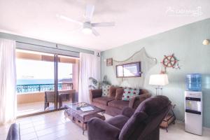 un soggiorno con un divano e un tavolo di Sonoran Spa N502 a Campo del Medio