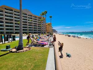 una spiaggia con sedie a sdraio e persone sulla spiaggia di Sonoran Spa N502 a Campo del Medio