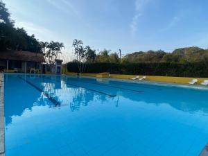 a large swimming pool with blue water at Chale Recanto do Lago in Itu