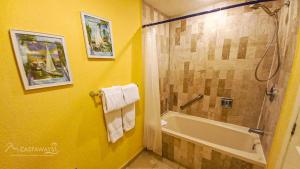 een badkamer met een douche, een bad en een wastafel bij Sonoran Spa N603 in Campo del Medio