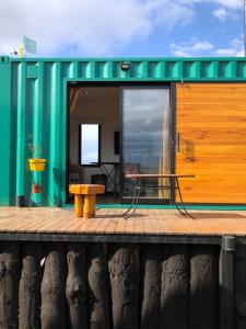 Una casa en un muelle con una mesa y un banco. en EstepaHaus, en San Carlos de Bariloche