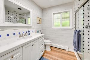 レイシーにあるPrivate Dock and Fire Pit Lakefront Gem in Olympiaの洗面台とトイレを備えた白いバスルーム +30枚の写真
