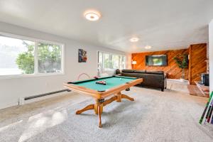 レイシーにあるPrivate Dock and Fire Pit Lakefront Gem in Olympiaのビリヤード台のあるリビングルーム