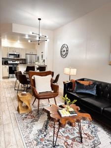 Kuchyň nebo kuchyňský kout v ubytování Modern 3BR Retreat with Comfort & Style Near Disney