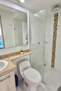 ein weißes Badezimmer mit Toilette und Dusche in der Unterkunft Ronnie in Sabaneta