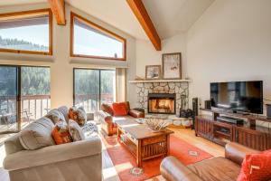 Il comprend un salon avec des canapés, une télévision et une cheminée. dans l'établissement Less Than 1 Mi to Diamond Peak Townhome with Lake Views, à Tyrolian Village