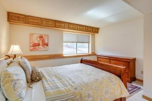 une chambre avec un lit et une fenêtre dans l'établissement Less Than 1 Mi to Diamond Peak Townhome with Lake Views, à Tyrolian Village