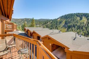 d'un balcon avec vue sur la montagne. dans l'établissement Less Than 1 Mi to Diamond Peak Townhome with Lake Views, à Tyrolian Village