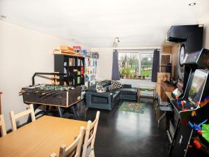 un salon avec une table et une console de jeux dans l'établissement Single-storey holiday home in Heers, à Heers