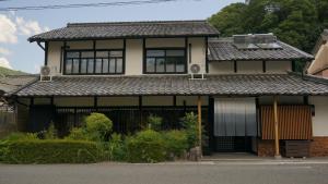 una casa con un techo que tiene en AMATERASU奈良 一棟貸し切り別荘 nara, en Uda