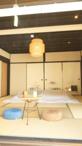 una habitación con una mesa en AMATERASU奈良 一棟貸し切り別荘 nara, en Uda