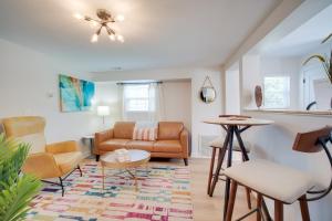 Χώρος καθιστικού στο Blue Heron Walk to Kelso Beach! Pet-Friendly Gem