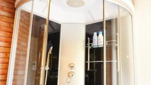Una habitación con una puerta de cristal con botellas dentro. en AMATERASU奈良 一棟貸し切り別荘 nara, en Uda 63 fotos más