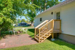Κήπος έξω από το Wishin and Fishin Walkable Erie Home By the Beach!