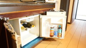 una nevera abierta con bebidas dentro en AMATERASU奈良 一棟貸し切り別荘 nara, en Uda