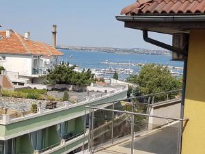 un balcón de un edificio con vistas al agua en Family Hotel Alfa Vita, en Sozopol