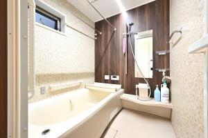 un baño con bañera y lavabo en 福助桜和小築鶴橋 6 minutes from Tsuruhashi Station 4LDK, 8 people, en Osaka 70 fotos más