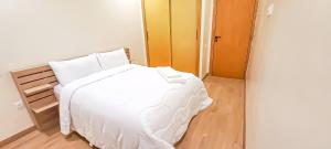 a bedroom with a white bed in a room at Cozy Apartment Near Airport in Nouaceur