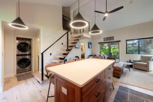 een keuken met een trap en een woonkamer bij Hidden Creek 37D condo in Park West Ski Area Heliport