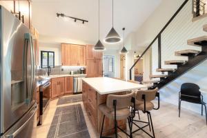 een keuken met aanrecht en een keuken met trap bij Hidden Creek 37D condo in Park West Ski Area Heliport +16 foto's