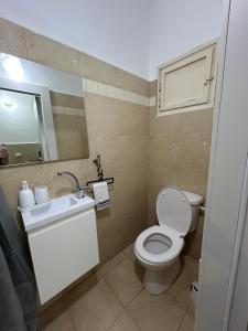 Un baño de חוף הזהב 4 fotos más