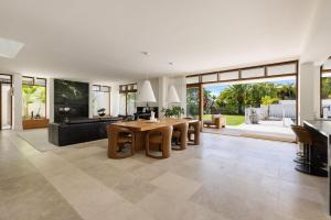 バイロンベイにあるVilla Biancaのテーブルと椅子のある広いリビングルーム