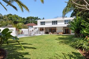 バイロンベイにあるVilla Biancaの白い家の外観